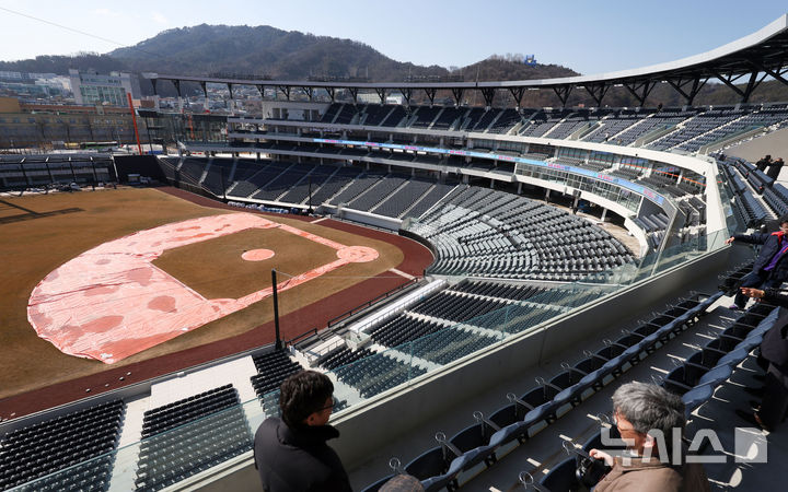 [대전=뉴시스] 김선웅 기자 = 20일 대전 중구 소재 새 야구장 한화생명 볼파크에서 열린 언론 공개 행사에서 취재진이 경기장 내부를 살펴보고 있다.한화이글스의 새로운 보금자리가 될 대전 한화생명 볼파크는 공사 3년 만인 오는 3월 5일 공식 개장할 예정이며 지하 2층~지상 4층, 관람석 2만7000석 규모로 조성됐다. 국내 최초 좌우 비대칭 그라운드와 높이 8m 몬스터 월, 복층형 불펜 등이 도입돼 대전의 새로운 스포츠·문화 랜드마크로 자리잡을 전망이다. 2025.02.20. mangusta@newsis.com