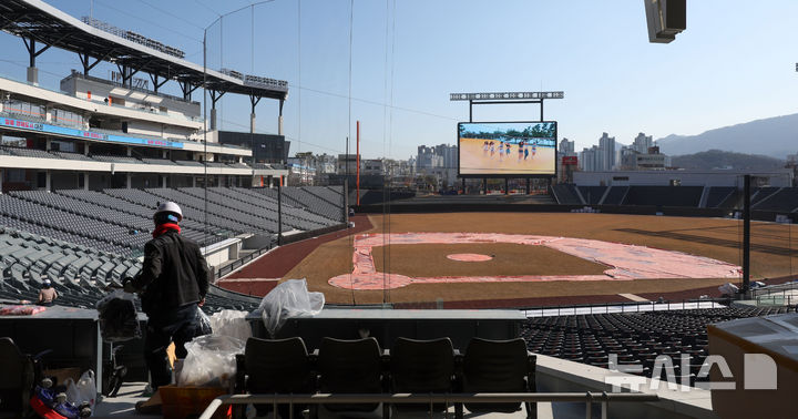 [대전=뉴시스] 김선웅 기자 = 20일 대전 중구 소재 새 야구장 한화생명 볼파크에서 관계자들이 분주히 움직이고 있다.한화이글스의 새로운 보금자리가 될 대전 한화생명 볼파크는 공사 3년 만인 오는 3월 5일 공식 개장할 예정이며 지하 2층~지상 4층, 관람석 2만7000석 규모로 조성됐다. 국내 최초 좌우 비대칭 그라운드와 높이 8m 몬스터 월, 복층형 불펜 등이 도입돼 대전의 새로운 스포츠·문화 랜드마크로 자리잡을 전망이다. 2025.02.20. mangusta@newsis.com