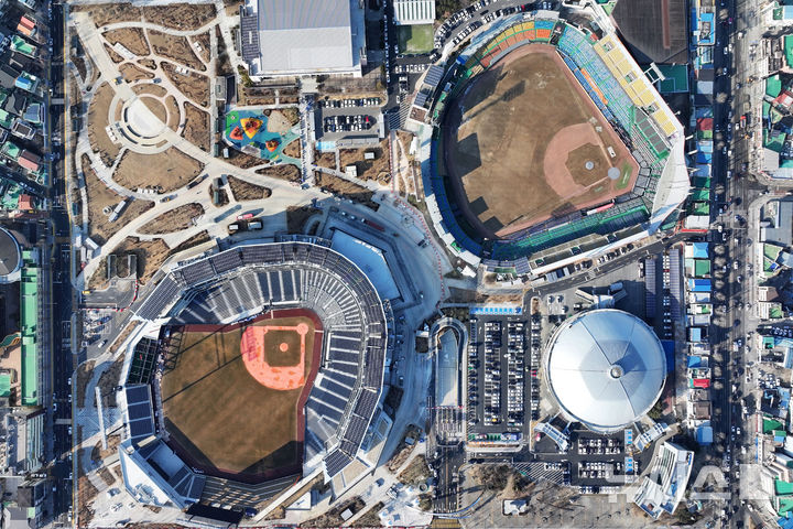 [대전=뉴시스] 김선웅 기자 = 20일 대전 중구 소재 새 야구장 한화생명 볼파크(왼쪽)와 한화생명 이글스파크 전경의 모습.한화이글스의 새로운 보금자리가 될 대전 한화생명 볼파크는 공사 3년 만인 오는 3월 5일 공식 개장할 예정이며 지하 2층~지상 4층, 관람석 2만7000석 규모로 조성됐다. 국내 최초 좌우 비대칭 그라운드와 높이 8m 몬스터 월, 복층형 불펜 등이 도입돼 대전의 새로운 스포츠·문화 랜드마크로 자리잡을 전망이다. 2025.02.20. mangusta@newsis.com