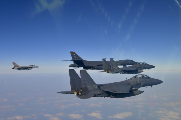 [서울=뉴시스] 국방부는 20일 미국 B-1B 전략폭격기가 전개한 가운데 한미 연합공중훈련을 실시했다고 밝혔다.이번 훈련은 올해 들어 처음으로 시행된 미 전략폭격기 전개 하 한미 연합공중훈련으로 우리 공군의 F-35A, F-15K 전투기와 미국의 F-16 전투기 등이 참여했다. (사진=국방부 제공) 2025.02.20. photo@newsis.com *재판매 및 DB 금지