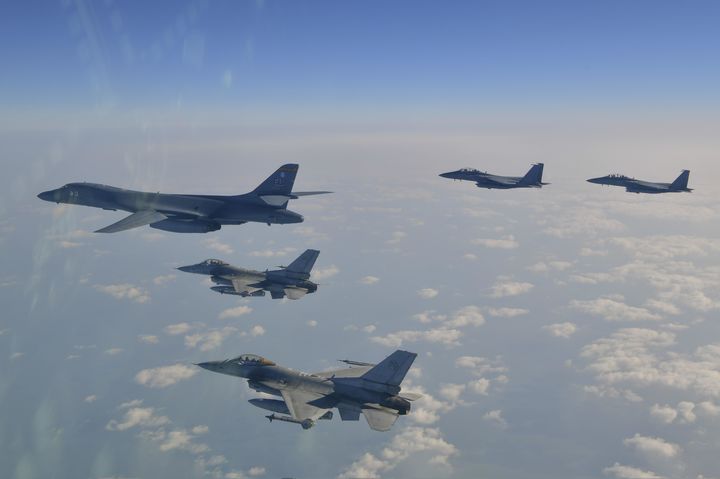 [서울=뉴시스] 국방부는 20일 미국 B-1B 전략폭격기가 전개한 가운데 한미 연합공중훈련을 실시했다고 밝혔다.이번 훈련은 올해 들어 처음으로 시행된 미 전략폭격기 전개 하 한미 연합공중훈련으로 우리 공군의 F-35A, F-15K 전투기와 미국의 F-16 전투기 등이 참여했다. (사진=국방부 제공) 2025.02.20. photo@newsis.com *재판매 및 DB 금지