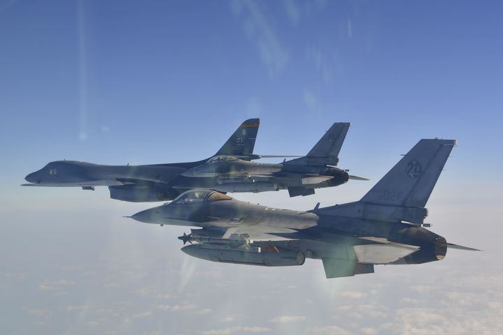 [서울=뉴시스] 국방부는 20일 미국 B-1B 전략폭격기가 전개한 가운데 한미 연합공중훈련을 실시했다고 밝혔다. 이번 훈련은 올해 들어 처음으로 시행된 미 전략폭격기 전개 하 한미 연합공중훈련으로 우리 공군의 F-35A, F-15K 전투기와 미국의 F-16 전투기 등이 참여했다. (사진=국방부 제공) 2025.02.20. photo@newsis.com *재판매 및 DB 금지