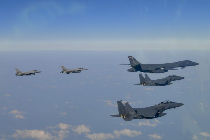 [서울=뉴시스] 국방부는 20일 미국 B-1B 전략폭격기가 전개한 가운데 한미 연합공중훈련을 실시했다고 밝혔다.이번 훈련은 올해 들어 처음으로 시행된 미 전략폭격기 전개 하 한미 연합공중훈련으로 우리 공군의 F-35A, F-15K 전투기와 미국의 F-16 전투기 등이 참여했다. (사진=국방부 제공) 2025.02.20. photo@newsis.com *재판매 및 DB 금지