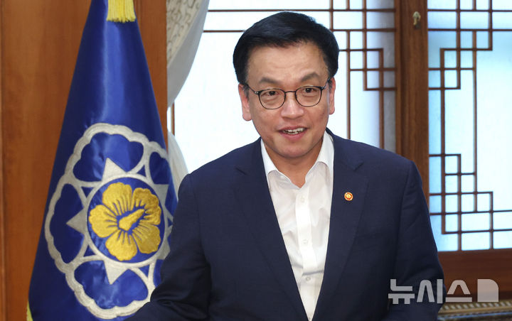 [서울=뉴시스] 최진석 기자 = 최상목 대통령 권한대행 부총리 겸 기획재정부 장관이 20일 정부서울청사에서 국제개발협력위원회 회의에 참석하고 있다. (대통령실통신사진기자단) 2025.02.20. myjs@newsis.com