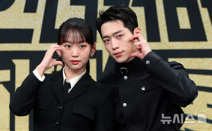 [서울=뉴시스] 김혜진 기자 = 배우 진기주(왼쪽), 서강준이 20일 오후 서울 마포구 MBC사옥에서 열린 MBC 금토드라마 '언더커버 하이스쿨' 제작발표회에서 포즈를 취하고 있다. 2025.02.20. jini@newsis.com