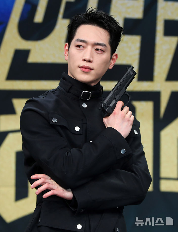 [서울=뉴시스] 김혜진 기자 = 배우 서강준이 20일 오후 서울 마포구 MBC사옥에서 열린 MBC 금토드라마 '언더커버 하이스쿨' 제작발표회에서 포즈를 취하고 있다. 2025.02.20. jini@newsis.com