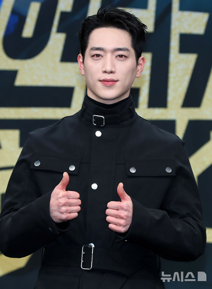 [서울=뉴시스] 김혜진 기자 = 배우 서강준이 20일 오후 서울 마포구 MBC사옥에서 열린 MBC 금토드라마 '언더커버 하이스쿨' 제작발표회에서 포즈를 취하고 있다. 2025.02.20. jini@newsis.com