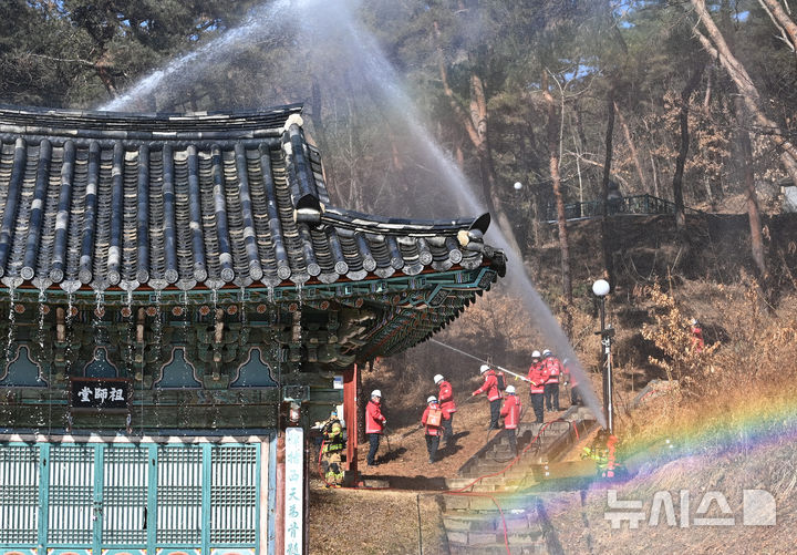 [여주=뉴시스] 김종택 기자 = 20일 경기도 여주시 신륵사에서 산림화재 대응 및 문화유산 보호·반출 훈련이 진행되고 있다. 2025.02.20. jtk@newsis.com