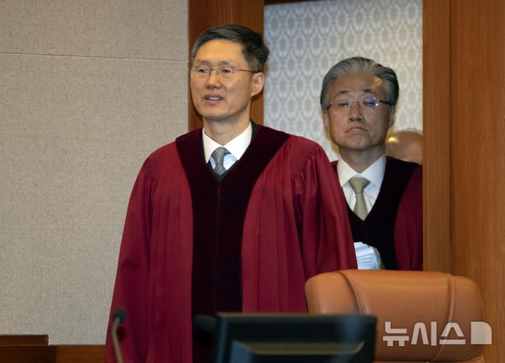 [서울=뉴시스] 사진공동취재단 = 문형배 헌법재판소장 권한대행과 헌법재판관들이 20일 오후 서울 종로구 헌법재판소 대심판정에서 열린 윤석열 대통령 탄핵심판 10차 변론기일에 참석하고 있다. 2025.02.20. photo@newsis.com