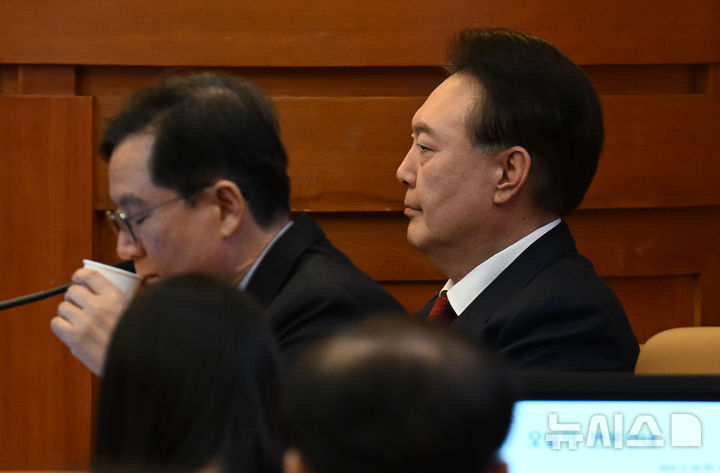 [서울=뉴시스] 사진공동취재단 = 윤석열 대통령이 20일 서울 종로구 헌법재판소에서 열린 탄핵심판 10차 변론에 출석해 있다. 2025.02.20. photo@newsis.com