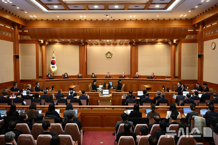 [서울=뉴시스] 사진공동취재단 = 문형배 헌법재판소장 직무대행을 비롯한 헌법재판관들이 20일 오후 서울 종로구 헌법재판소에서 열린 윤석열 대통령 탄핵심판 10차 변론에 자리하고 있다. 2025.02.20. photo@newsis.com