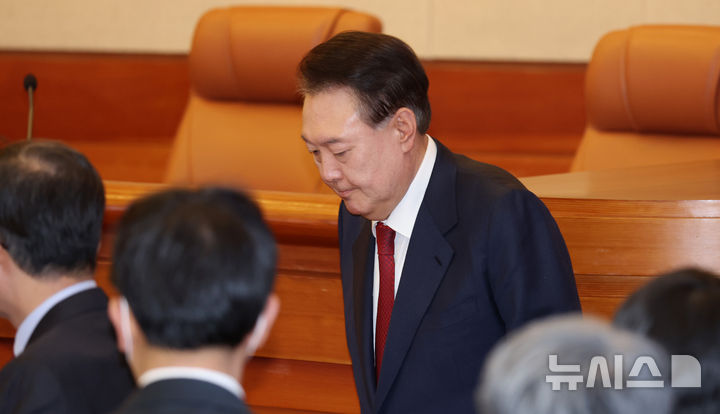 [서울=뉴시스] 사진공동취재단 = 윤석열 대통령이 20일 오후 서울 종로구 헌법재판소 대심판정에서 열린 탄핵심판 10차 변론기일에 출석하고 있다. 2025.02.20. photo@newsis.com