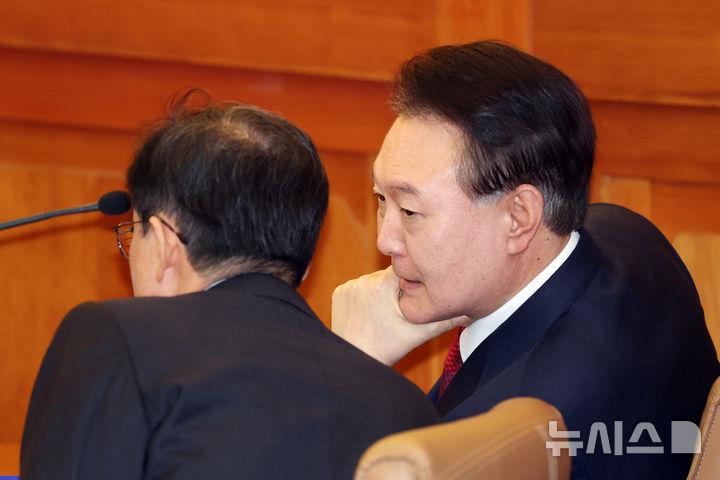 [서울=뉴시스] 사진공동취재단 = 윤석열 대통령이 20일 오후 서울 종로구 헌법재판소 대심판정에서 열린 탄핵심판 10차 변론기일에 출석해 있다. 2025.02.20. photo@newsis.com