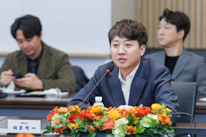 [서울=뉴시스] 조성봉 기자 = ‘규제와의 전쟁' 두 번째 행보로 이준석 개혁신당 의원이 20일 경기도 이천시 부발읍 SK 하이닉스 이천캠퍼스를 방문해 간담회에서 발언을 하고 있다. (사진=이준석 의원실 제공) 2025.02.20. photo@newsis.com *재판매 및 DB 금지