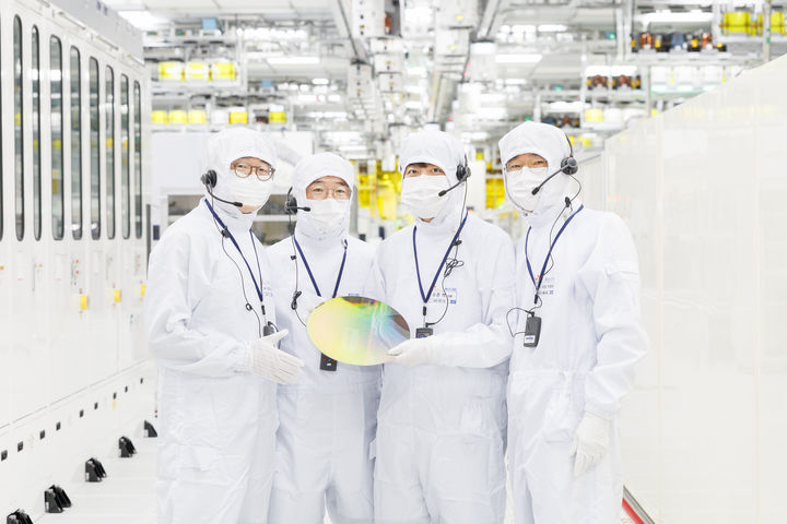 [서울=뉴시스] 조성봉 기자 = ‘규제와의 전쟁' 두 번째 행보로 이준석 개혁신당 의원이 20일 경기도 이천시 부발읍 SK 하이닉스 이천캠퍼스를 방문해 웨이퍼를 살펴보고 있다. (사진=이준석 의원실 제공) 2025.02.20. photo@newsis.com *재판매 및 DB 금지