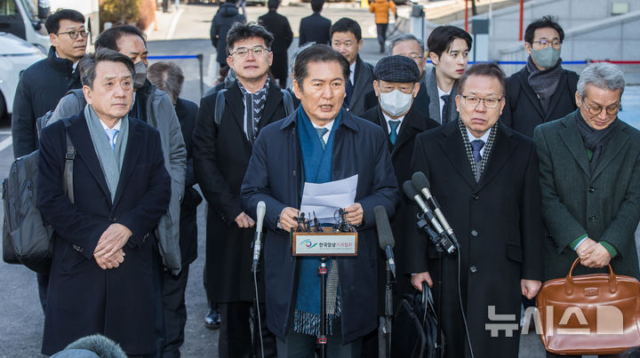 [서울=뉴시스] 사진공동취재단 = 정청래 국회 탄핵소추위원장이 20일 서울 종로구 헌법재판소에서 열린 윤석열 대통령 탄핵심판 10차 변론기일에 출석해 입장을 밝히고 있다. 2025.02.20. photo@newsis.com