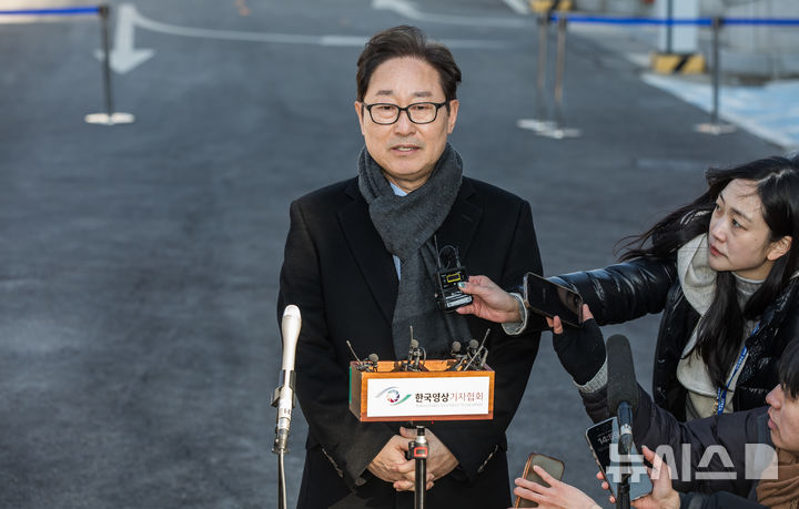 [서울=뉴시스] 사진공동취재단 = 박범계 더불어민주당 의원이 지난 2월20일 서울 종로구 헌법재판소에서 열린 윤석열 대통령 탄핵심판 10차 변론기일에 참석하며 취재진의 질문에 답하고 있다. 2025.02.20. photo@newsis.com