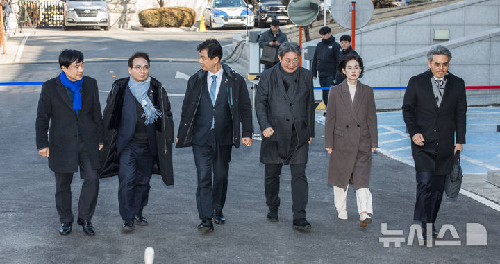 [서울=뉴시스] 사진공동취재단 = 이성윤 더불어민주당 의원과 박민정 조국혁신당 의원을 비롯한 국회 탄핵소추위원단이 20일 서울 종로구 헌법재판소에서 열린 윤석열 대통령 탄핵심판 10차 변론기일에 참석하고 있다. 2025.02.20. photo@newsis.com