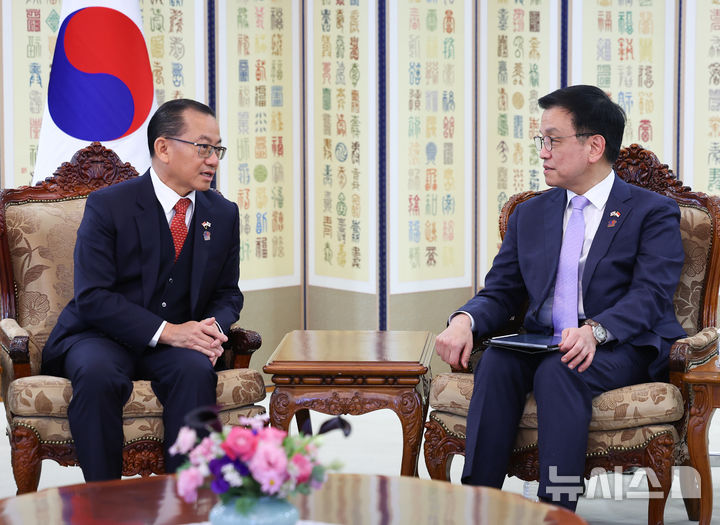 [서울=뉴시스] 최진석 기자 = 최상목 대통령 권한대행 부총리 겸 기획재정부 장관이 20일 정부서울청사에서 시아 키앤 펭 싱가포르 국회의장과 접견하고 있다. 2025.02.20. myjs@newsis.com