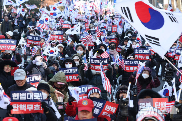 [서울=뉴시스] 추상철 기자 = 윤석열 대통령 탄핵심판 10차 변론기일인 20일 오후 서울 종로구 헌법재판소 인근에서 윤석열 대통령 지지자가 집회를 하고 있다. 2025.02.20. scchoo@newsis.com