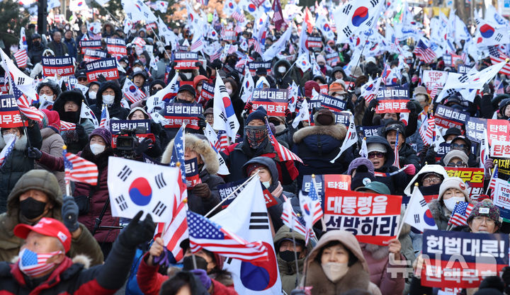 [서울=뉴시스] 추상철 기자 = 윤석열 대통령 탄핵심판 10차 변론기일인 20일 오후 서울 종로구 헌법재판소 인근에서 윤석열 대통령 지지자가 집회를 하고 있다. 2025.02.20. scchoo@newsis.com