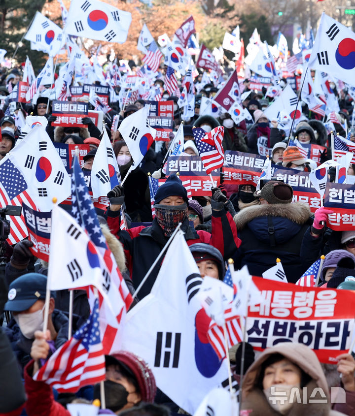[서울=뉴시스] 추상철 기자 = 윤석열 대통령 탄핵심판 10차 변론기일인 20일 오후 서울 종로구 헌법재판소 인근에서 윤석열 대통령 지지자가 집회를 하고 있다. 2025.02.20. scchoo@newsis.com