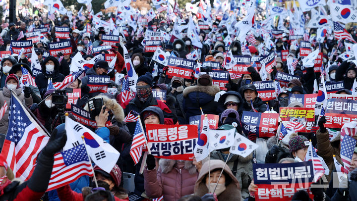 [서울=뉴시스] 추상철 기자 = 윤석열 대통령 탄핵심판 10차 변론기일인 20일 오후 서울 종로구 헌법재판소 인근에서 윤석열 대통령 지지자가 집회를 하고 있다. 2025.02.20. scchoo@newsis.com