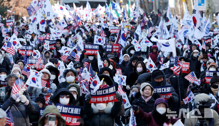 [서울=뉴시스] 추상철 기자 = 윤석열 대통령 탄핵심판 10차 변론기일인 20일 오후 서울 종로구 헌법재판소 인근에서 윤석열 대통령 지지자가 집회를 하고 있다. 2025.02.20. scchoo@newsis.com