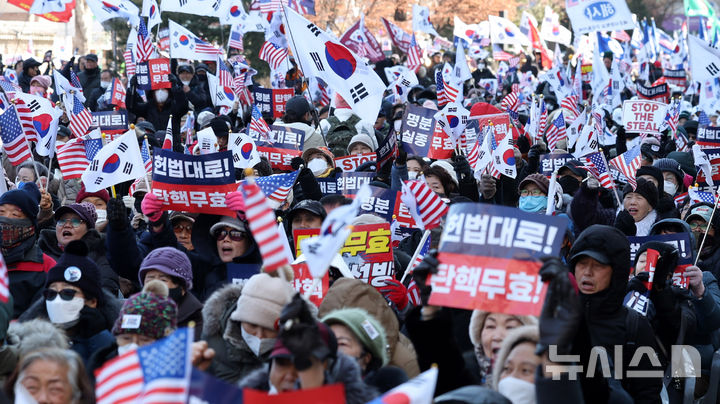 [서울=뉴시스] 추상철 기자 = 윤석열 대통령 탄핵심판 10차 변론기일인 20일 오후 서울 종로구 헌법재판소 인근에서 윤석열 대통령 지지자가 집회를 하고 있다. 2025.02.20. scchoo@newsis.com