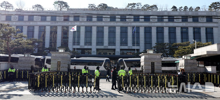 [서울=뉴시스] 추상철 기자 = 윤석열 대통령 탄핵심판 10차 변론기일인 20일 오후 서울 종로구 헌법재판소 앞에서 경찰이 경계근무를 서고 있다. 2025.02.20. scchoo@newsis.com