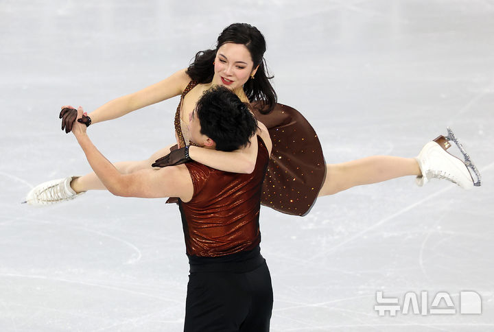 [서울=뉴시스] 이영환 기자 = 한국 임해나-권예가 20일 오후 서울 양천구 목동아이스링크에서 열린 2025 국제빙상연맹(ISU) 4대륙 피겨스케이팅 선수권대회 아이스댄스 리듬댄스에 출전해 연기를 선보이고 있다. 2025.02.20. 20hwan@newsis.com