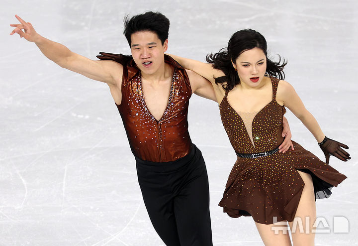 [서울=뉴시스] 이영환 기자 = 한국 임해나-권예가 20일 오후 서울 양천구 목동아이스링크에서 열린 2025 국제빙상연맹(ISU) 4대륙 피겨스케이팅 선수권대회 아이스댄스 리듬댄스에 출전해 연기를 선보이고 있다. 2025.02.20. 20hwan@newsis.com