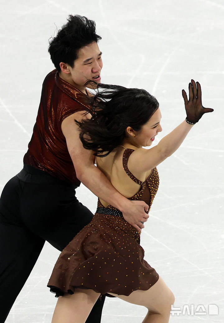 [서울=뉴시스] 이영환 기자 = 한국 임해나-권예가 20일 오후 서울 양천구 목동아이스링크에서 열린 2025 국제빙상연맹(ISU) 4대륙 피겨스케이팅 선수권대회 아이스댄스 리듬댄스에 출전해 연기를 선보이고 있다. 2025.02.20. 20hwan@newsis.com