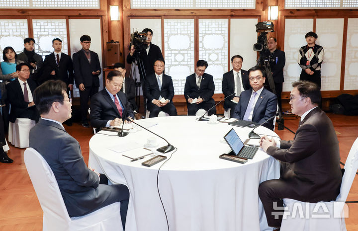 [서울=뉴시스] 국회사진기자단 = 우원식 국회의장이 20일 오후 서울 여의도 국회 사랑재에서 열린 여야정 국정협의회 첫 회의에서 모두발언을 하고 있다. 왼쪽부터 이재명 더불어민주당 대표, 권영세 국민의힘 비대위원장, 최상목 대통령 권한대행, 우 의장. 2025.02.20. photo@newsis.com