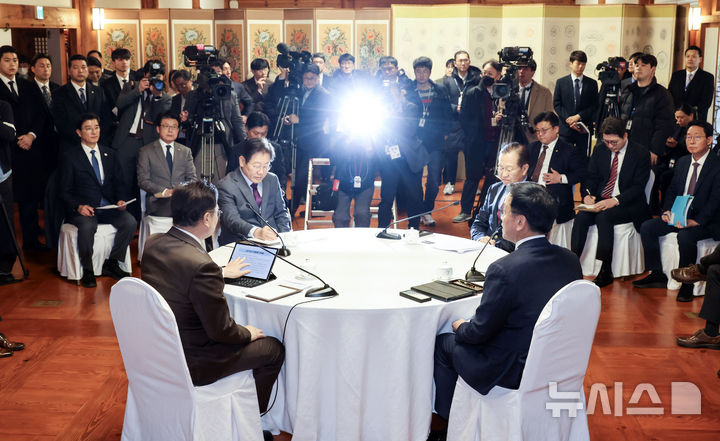 [서울=뉴시스] 국회사진기자단 = 최상목 대통령 권한대행이 20일 오후 서울 여의도 국회 사랑재에서 열린 여야정 국정협의회 첫 회의에서 모두발언을 하고 있다. 왼쪽부터 우원식 국회의장, 이재명 더불어민주당 대표, 권영세 국민의힘 비대위원장, 최 대행. 2025.02.20. photo@newsis.com