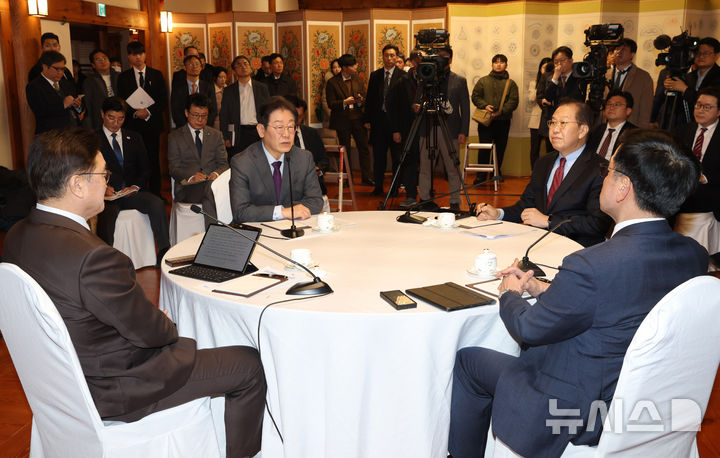 [서울=뉴시스] 국회사진기자단 = 이재명 더불어민주당 대표가 20일 서울 여의도 국회 사랑재에서 열린 국정 안정을 위한 국회-정부 국정협의회에서 모두발언을 하고 있다. 2025.02.20. photo@newsis.com