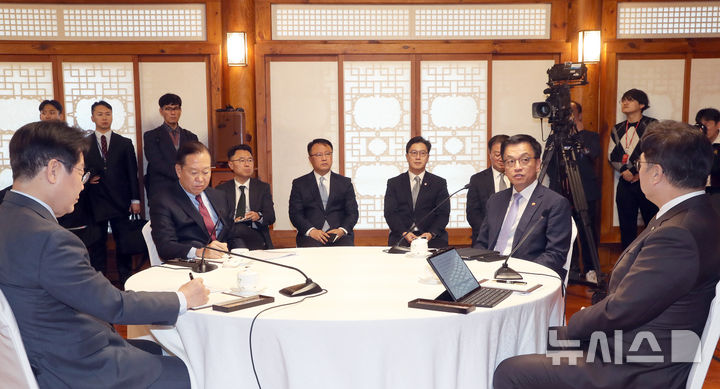 [서울=뉴시스] 국회사진기자단 = 최상목 대통령 권한대행 부총리 겸 기획재정부 장관이 20일 서울 여의도 국회 사랑재에서 열린 국정 안정을 위한 국회-정부 국정협의회에서 모두발언하고 있다. 2025.02.20. photo@newsis.com