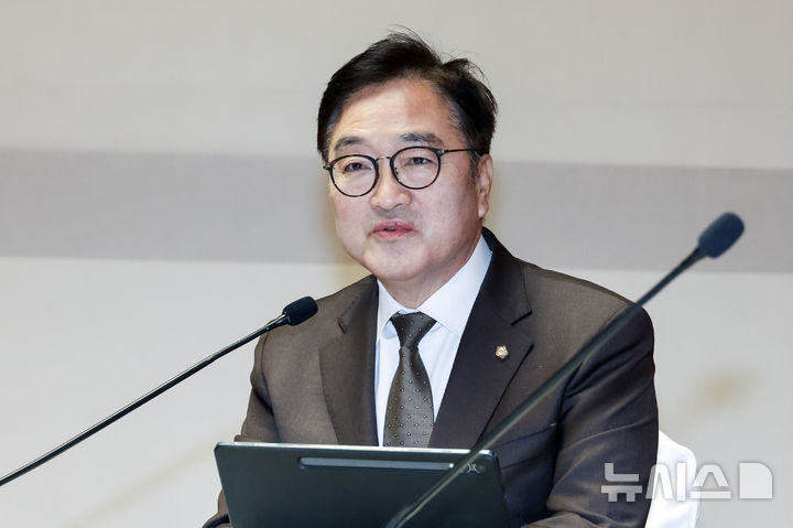 [서울=뉴시스] 국회사진기자단 = 우원식 국회 의장이 20일 서울 여의도 국회 사랑재에서 열린 국정 안정을 위한 국회-정부 국정협의회에서 모두발언하고 있다. 2025.02.20. photo@newsis.com