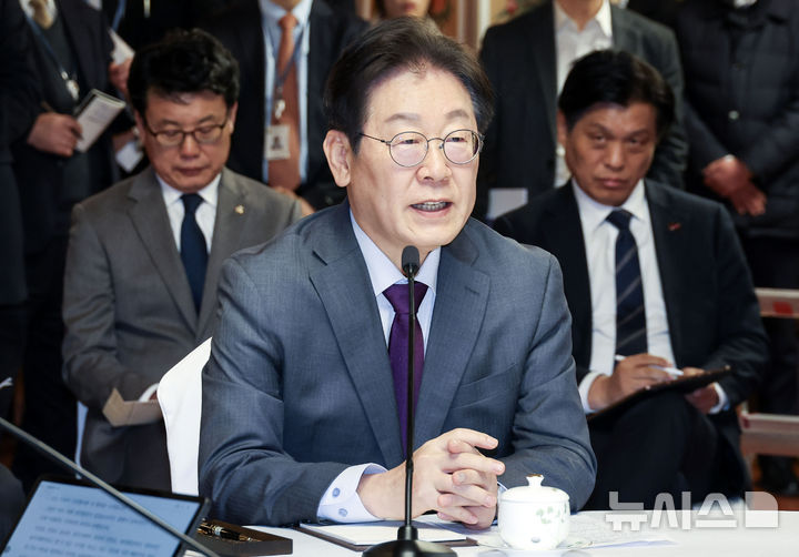 [서울=뉴시스] 국회사진기자단 = 이재명 더불어민주당 대표가 20일 서울 여의도 국회 사랑재에서 열린 국정 안정을 위한 국회-정부 국정협의회에서 모두발언하고 있다. 2025.02.20. photo@newsis.com