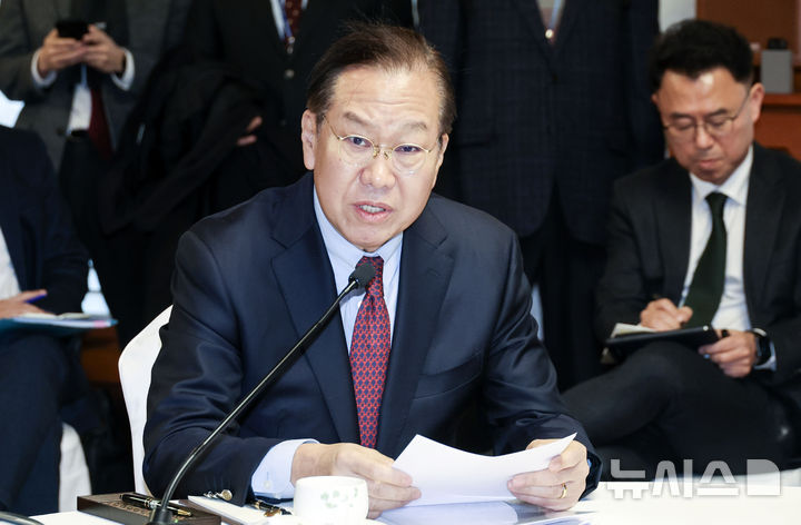 [서울=뉴시스] 국회사진기자단 = 권영세 국민의힘 비상대책위원장이 20일 서울 여의도 국회 사랑재에서 열린 국정 안정을 위한 국회-정부 국정협의회에서 모두발언하고 있다. 2025.02.20. photo@newsis.com