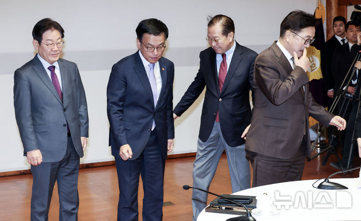[서울=뉴시스] 국회사진기자단 = 이재명(왼쪽부터) 더불어민주당 대표, 최상목 대통령 권한대행 부총리 겸 기획재정부 장관, 우원식 국회 의장, 권영세 국민의힘 비상대책위원장이 20일 서울 여의도 국회 사랑재에서 열린 국정 안정을 위한 국회-정부 국정협의회에서 기념촬영을 마치고 자리로 향하고 있다. 2025.02.20. photo@newsis.com