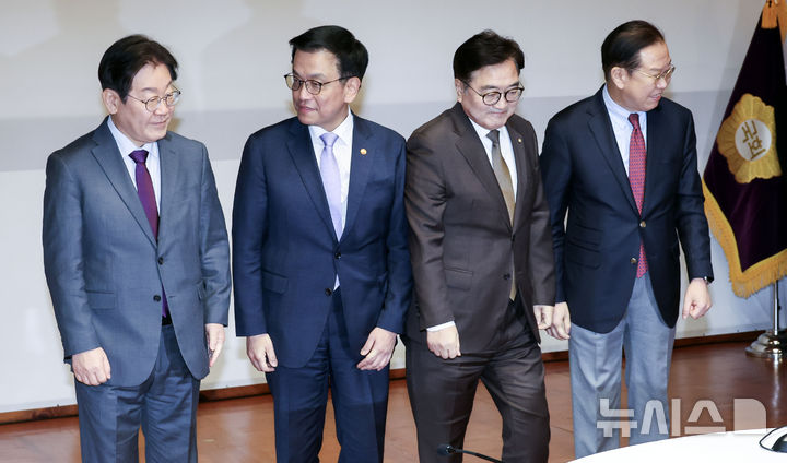 [서울=뉴시스] 국회사진기자단 = 이재명(왼쪽부터) 더불어민주당 대표, 최상목 대통령 권한대행 부총리 겸 기획재정부 장관, 우원식 국회 의장, 권영세 국민의힘 비상대책위원장이 20일 서울 여의도 국회 사랑재에서 열린 국정 안정을 위한 국회-정부 국정협의회에서 기념촬영을 마치고 자리로 향하고 있다. 2025.02.20. photo@newsis.com