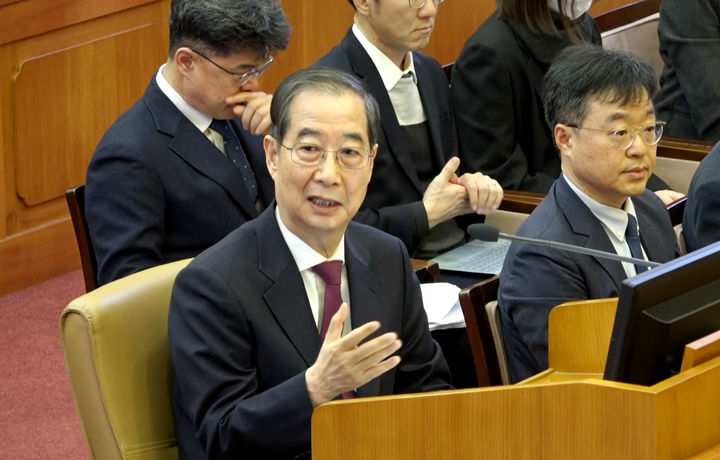 [서울=뉴시스] 김진아 기자 = 한덕수 국무총리가 20일 서울 종로구 헌법재판소에서 열린 윤석열 대통령 탄핵 심판 10차 변론에 증인으로 출석해 발언하고 있다. (사진=헌법재판소 제공) 2025.02.20. photo@newsis.com *재판매 및 DB 금지