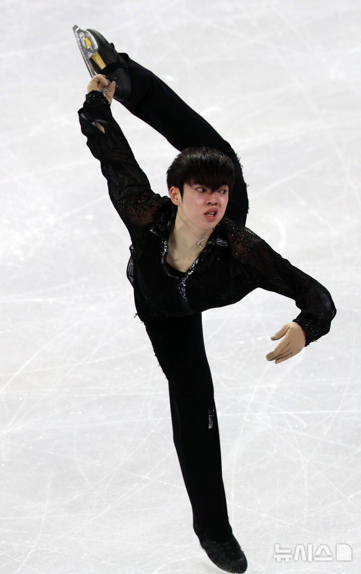[서울=뉴시스] 이영환 기자 = 한국 차준환이 20일 오후 서울 양천구 목동아이스링크에서 열린 2025 국제빙상연맹(ISU) 4대륙 피겨스케이팅 선수권대회 남자 싱글 쇼트 프로그램에 출전해 연기를 선보이고 있다. 2025.02.20. 20hwan@newsis.com