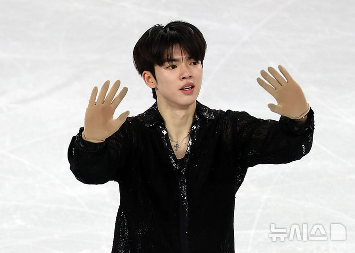 [서울=뉴시스] 이영환 기자 = 한국 차준환이 20일 오후 서울 양천구 목동아이스링크에서 열린 2025 국제빙상연맹(ISU) 4대륙 피겨스케이팅 선수권대회 남자 싱글 쇼트 프로그램에 출전해 연기를 선보인 후 관중들에게 인사를 하고 있다. 2025.02.20. 20hwan@newsis.com