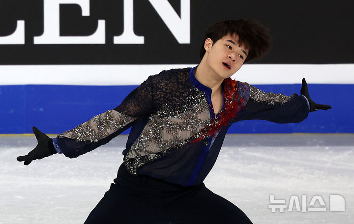 [서울=뉴시스] 이영환 기자 = 한국 김현겸이 20일 오후 서울 양천구 목동아이스링크에서 열린 2025 국제빙상연맹(ISU) 4대륙 피겨스케이팅 선수권대회 남자 싱글 쇼트 프로그램에 출전해 연기를 선보이고 있다. 2025.02.20. 20hwan@newsis.com