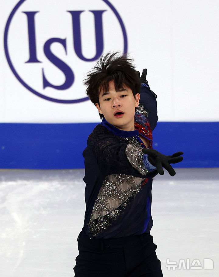 [서울=뉴시스] 이영환 기자 = 한국 김현겸이 20일 오후 서울 양천구 목동아이스링크에서 열린 2025 국제빙상연맹(ISU) 4대륙 피겨스케이팅 선수권대회 남자 싱글 쇼트 프로그램에 출전해 연기를 선보이고 있다. 2025.02.20. 20hwan@newsis.com