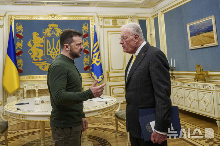 [키이우=AP/뉴시스] 볼로디미르 젤렌스키 우크라이나 대통령이 9일(현지 시간) 키스 켈로그 미국 우크라이나·러시아특사를 만나 미국의 방공무기 지원, 대(對)러시아 제재 법안 등을 논의했다. 사진은 지난 2월20일 젤렌스키 대통령(왼쪽)이 키이우 대통령실에서 켈로그 특사와 대화를 나누는 모습. 2025.07.10.