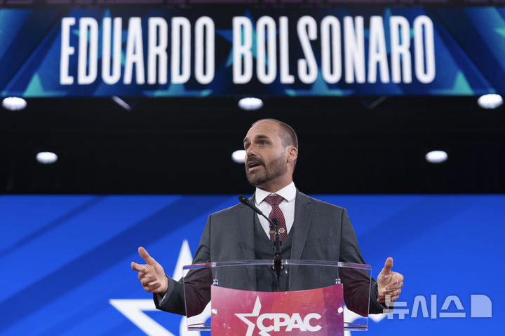[옥슨힐=AP/뉴시스] 브라질 검찰이 22일(현지 시간) 부친의 쿠데타 모의 혐의 재판에 영향을 미치려는 목적으로 미국에 로비한 자이르 보우소나루 전 대통령의 아들인 에두아르두 보우소나루 연방 하원의원을 기소했다. 사진은 보우소나루 의원이 지난 2월 20일 미국 메릴랜드주 옥슨힐에서 열린 보수정치행동회의(CPAC) 연례회의에서 연설하는 모습. 2025.09.23.