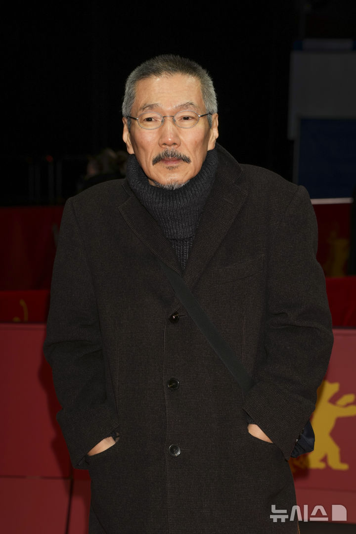 [베를린=AP/뉴시스] 홍상수 감독이 20일(현지 시간) 독일 베를린에서 열린 제75회 베를린 국제영화제에서 영화 ‘그 자연이 네게 뭐라고 하니' 레드 카펫 행사에 참석해 포토 타임을 갖고 있다. 임신 중인 김민희는 홍 감독과 베를린에 동행했으나, 공식 석상에는 서지 않았다. 2025.02.21.